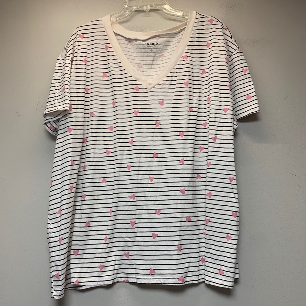 Torrid T-Shirt Women 2 White Black Pink Excellent Heart Striped Relaxed V-Neck